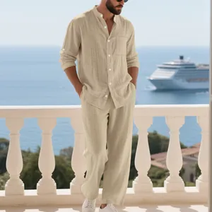 Elegante conjunto de lino para hombre con camisa y pantalón kaki en un balcón de lujo