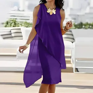 Elegantes lilafarbenes ärmelloses Midikleid mit unregelmäßigem Chiffon-Überzug.
