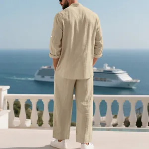 Vista trasera de un conjunto de lino beige para hombre, con un estilo de vacaciones relajado.