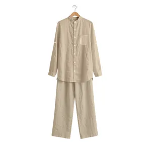 Detalle del conjunto de lino para hombre con camisa de manga larga y pantalón recto