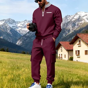 Detailansicht der kastanienbraunen Herren-Sweatshirt-Kombination in einer Alpenkulisse