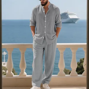 Conjunto de lino gris para hombre con camisa de manga larga y pantalón holgado.