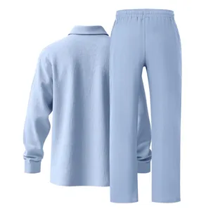 Detailansicht der Rückseite eines hellblauen Herren-Leinen-Sets aus Polo und Hose.