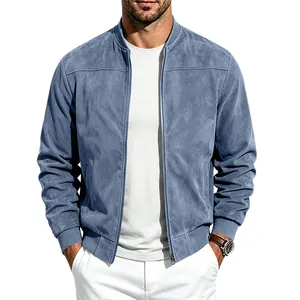 Détail d'un blouson aviateur en faux daim bleu avec fermeture éclair sur le devant