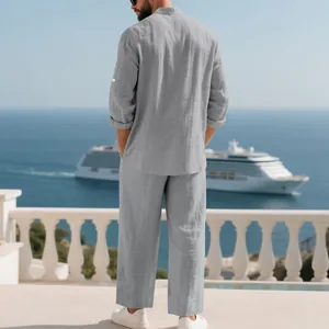 Vista trasera de un conjunto de camisa y pantalón de lino gris para hombre ante el mar