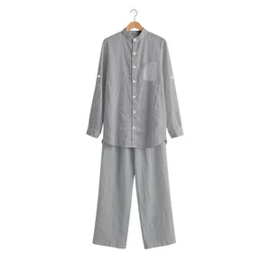 Vista detallada del conjunto completo de lino gris con camisa y pantalón de hombre