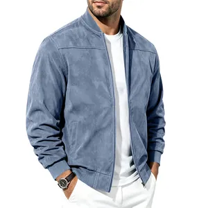 Gros plan d'un blouson aviateur bleu en daim pour homme avec col côtelé et fermeture.