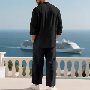 Vista trasera de un conjunto de lino negro para hombre con cuello mao y pantalón ancho
