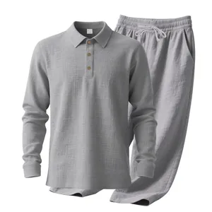 Detailtextur der hellgrauen Baumwoll-Leinen-Kombi für Herren aus Polo und Hose