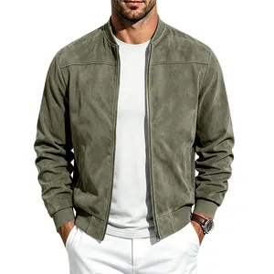 Détail de la texture en daim vert d'un blouson aviateur pour homme avec fermeture éclair.