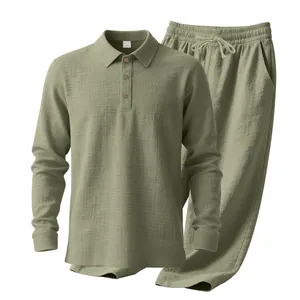 Detailansicht des strukturierten, salbeigrünen Leinen-Polo-Langarmshirts und der Hose