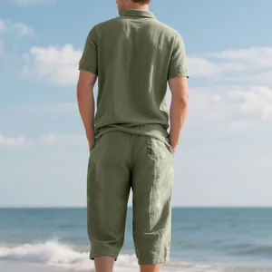 Vue de dos d'un homme portant un polo en lin vert et un pantalon court assorti sur la plage
