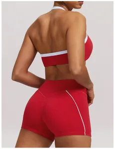 Rückansicht von roten Yoga-Shorts mit hoher Taille und weißen Paspel-Details