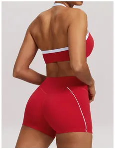 Detailansicht der Rückseite eines roten Neckholder-Sport-BHs und enger Sportshorts