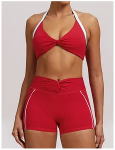 Nahaufnahme von einem roten Halter-Yoga-Sport-BH und Shorts mit Knotendetail vorne