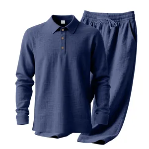 Detailansicht eines blauen Leinen-Loungewear-Sets für Herren mit Polo-Shirt und Kordelzughose