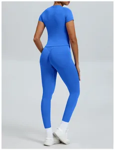Achteraanzicht van een naadloze blauwe yogaset met shirt met korte mouwen en een legging