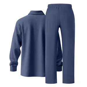 Detailansicht des blauen Leinen-Poloshirts und der passenden Hose für Herren im Set