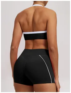 Rückansicht schwarzer High-Waist Yoga-Shorts mit figurbetonter Passform und Sportstoff