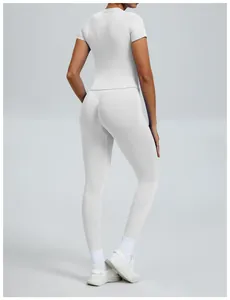 Achteraanzicht van een witte naadloze yogaset met nauwsluitende top met korte mouwen en legging