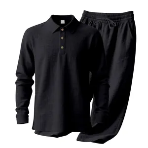 Detailansicht eines hochwertigen schwarzen Langarm-Poloshirts und einer Leinenhose für Herren