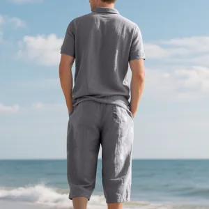 Vue arrière d'un ensemble polo et pantacourt en lin gris pour homme sur une plage