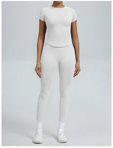 Detail van een grijs naadloos yoga-set met slim fit top met korte mouwen en een legging
