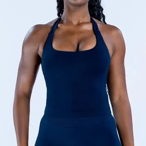 Dettaglio del canotta sportiva blu scuro senza cuciture con scollo all'americana per yoga