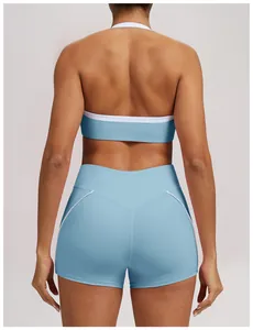 Rückenansicht der hellblauen Yoga-Shorts mit hoher Taille und dem Sport-BH-Set