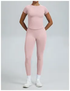 Volledig overzicht van roze naadloze yogaset met top met korte mouwen en leggings voor dames
