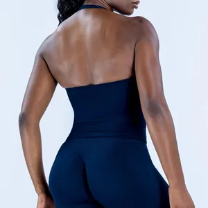 Dettaglio di un set yoga senza cuciture blu navy con leggings a vita alta effetto push-up.