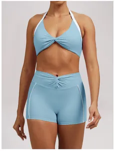 Detailansicht eines hellblauen zweiteiligen Yoga-Sets mit Knotendetail und Paspelierung