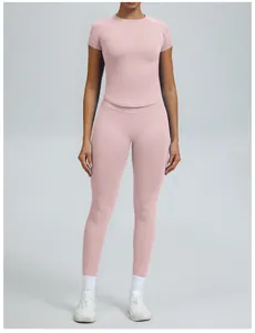 Vooraanzicht van een vrouw in een oudroze naadloze yoga- en leggingset met korte mouwen.