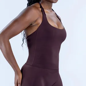 Dettaglio laterale di un top da yoga marrone senza cuciture per il fitness femminile