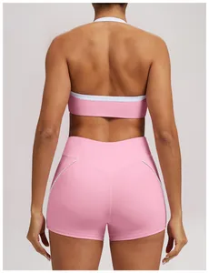 Rückansicht der rosa Yoga-Shorts mit hoher Taille und passendem Sport-BH
