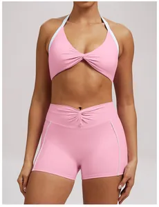 Detaillierte Nahaufnahme der pinkfarbenen High-Waist-Yogashorts mit gedrehtem Design