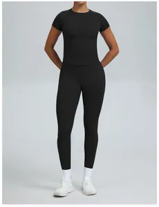 Vooraanzicht van zwarte naadloze yogaset met top met korte mouwen en een legging