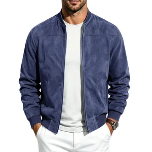 Détail d'un blouson aviateur en daim bleu avec fermeture éclair argentée élégante