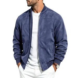 Gros plan montrant la matière en faux daim bleu texturé d'un blouson aviateur pour homme.