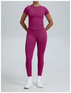 Naadloze yogaset met top met korte mouwen en legging in bessenkleur voor fitness