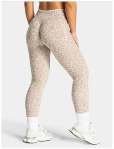 Vue détaillée du legging de yoga léopard sans couture à taille haute et effet froncé