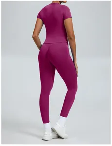 Achteraanzicht van naadloze yogaset met top met korte mouwen en hoge taille legging magenta