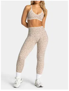 Détail de l'ensemble legging de yoga taille haute sans couture à motif léopard