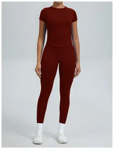 Volledig aanzicht van een bordeauxrode naadloze yoga-set met korte mouwen en strakke sportlegging