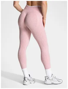Vue arrière du legging de yoga sans couture à imprimé léopard rose avec taille haute détail