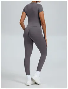 Achteraanzicht van een naadloze donkergrijze yogaset met kort shirt en strakke legging.
