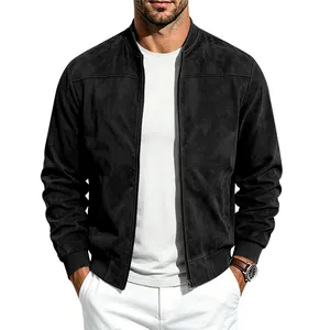 Gros plan sur une veste bomber en daim noir pour hommes avec poignets côtelés et fermeture