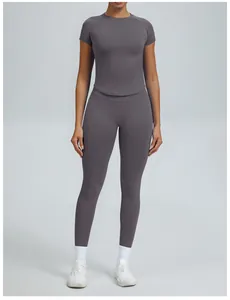 Volledig zicht op naadloze grijze yogaset met korte mouwen en legging