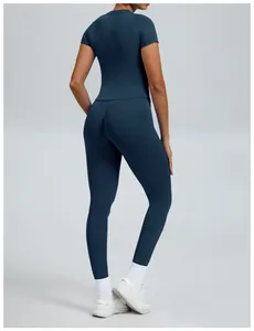 Achteraanzicht van een naadloze marineblauwe yogaset met slim fit sporttop en strakke legging