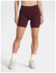 Detailansicht der nahtlosen burgunderroten Yoga-Shorts mit Leopardenmuster für Damen